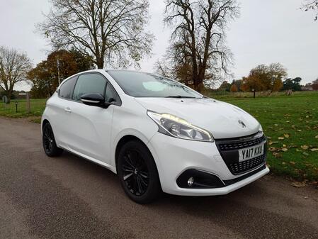 PEUGEOT 208 1.2 PureTech Black Edition 